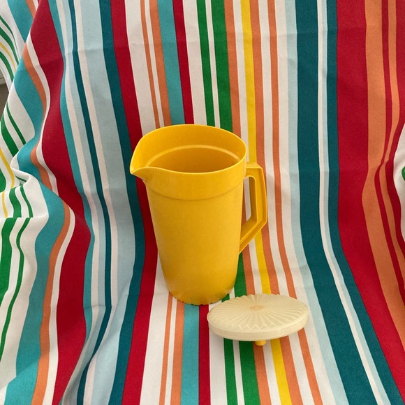 Vintage Tupperware Yellow Pitcher EUC retro pitcher Tupperware 2 Quart excellent - Picture 13 of 13